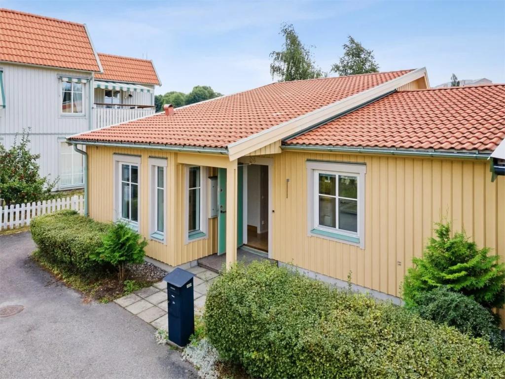 4. Malning av fasad Villa Vallentuna Ballsta